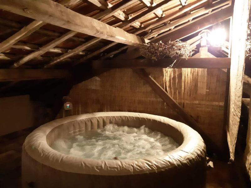 Holiday home Gite, Jacuzzi & Vin Au Grenier De *