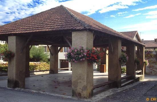 Gite, Jacuzzi & Vin Au Grenier De